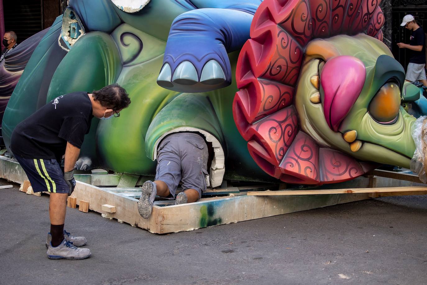 Los ninots empiezan a salir de Feria Valencia y de los talleres de los artistas para llenar de color la ciudad de Valencia en pleno verano