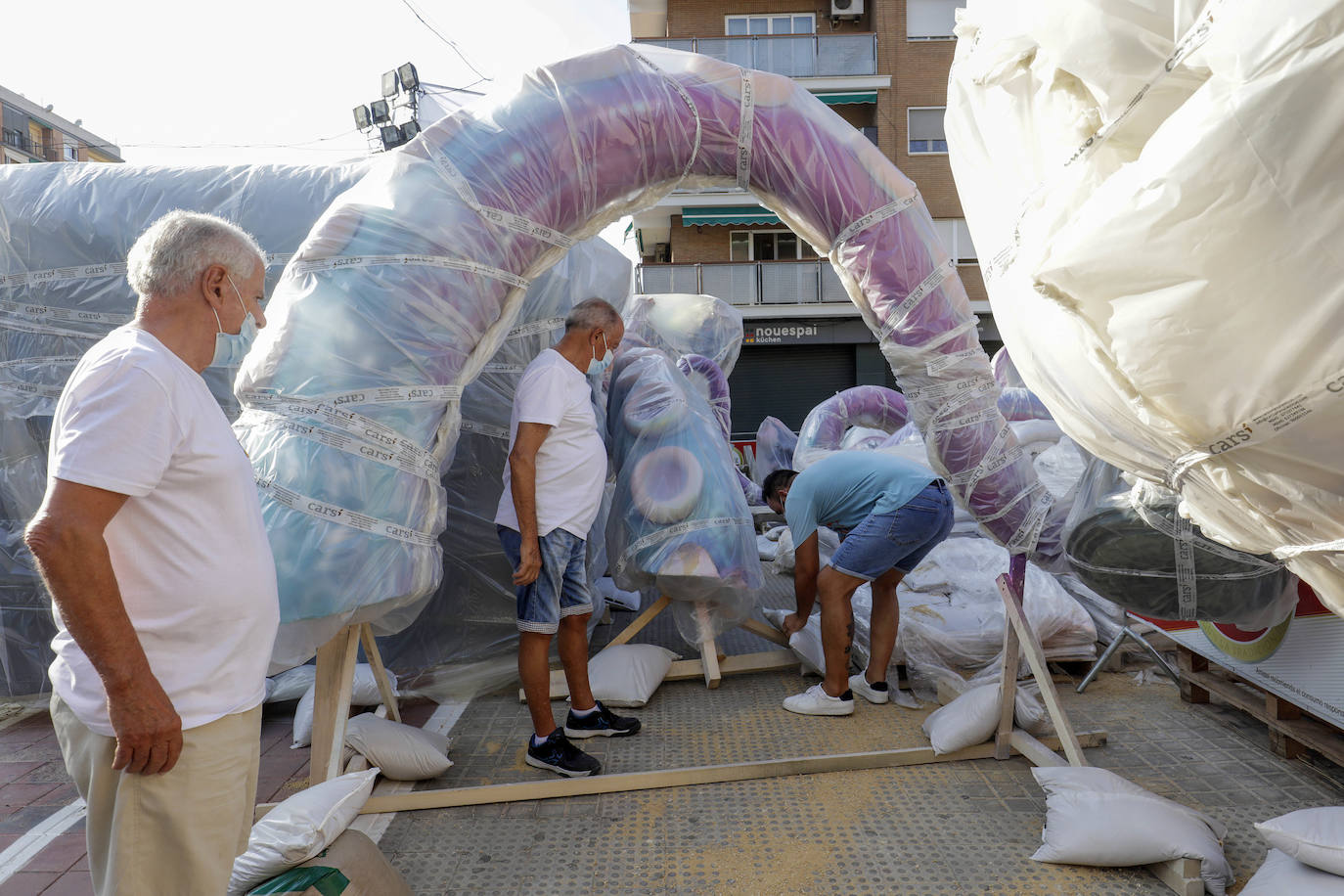 Los ninots empiezan a salir de Feria Valencia y de los talleres de los artistas para llenar de color la ciudad de Valencia en pleno verano