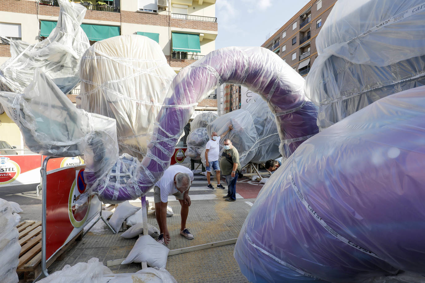 Los ninots empiezan a salir de Feria Valencia y de los talleres de los artistas para llenar de color la ciudad de Valencia en pleno verano