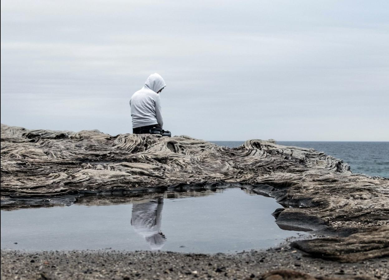 Un joven descansa en una playa. Clément Falize