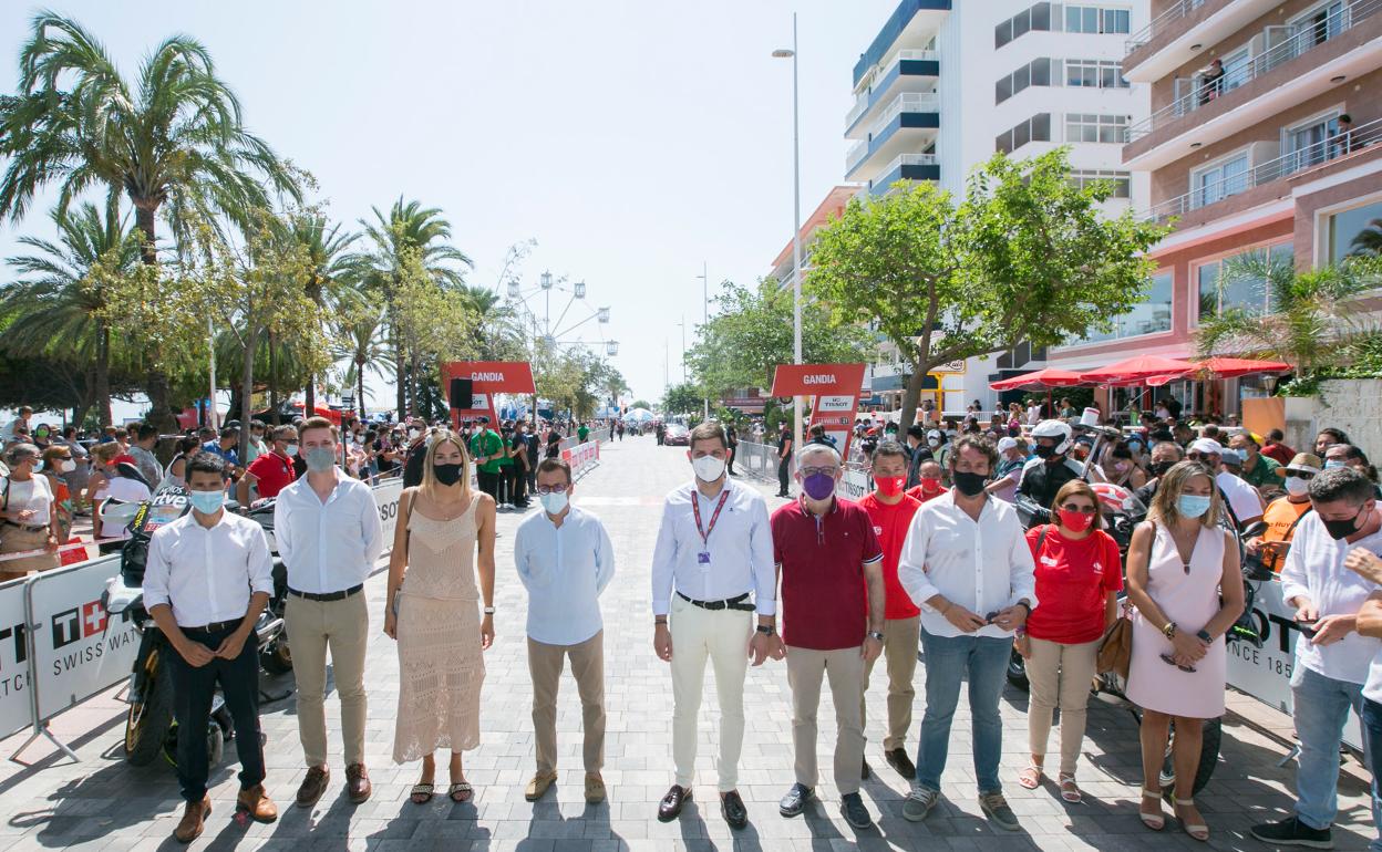 Autoridades en la salida de Gandia. 