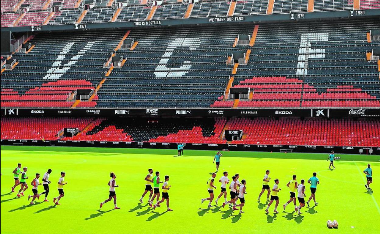 La plantilla se ejercitó ayer en Mestalla. 