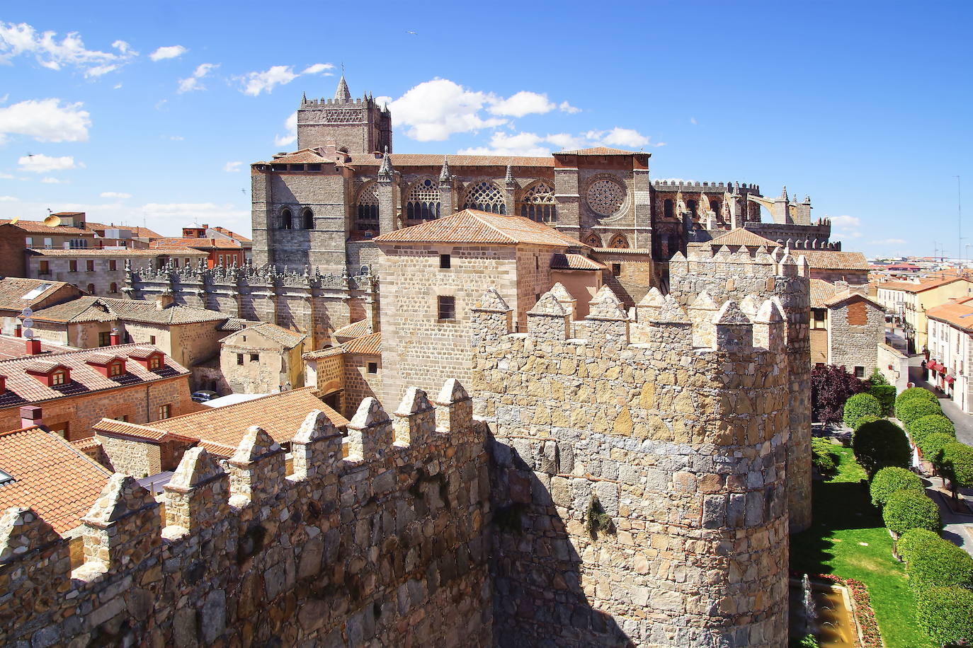 10. Ávila: con su muralla de más de dos kilómetros de longitud, con 87 torreones, nueve puertas y dos porteras se convierte en uno de los recintos amurallados mejor conservados del mundo. Dentro de esta muralla y paseando por la ciudad se pueden encontrar muchos monumentos de interés como son el Convento de Santa Teresa, el Monsterio de Santo Tomás o su catedral. La ciudad due declarada Patrimonio de la Humanidad en 1985.