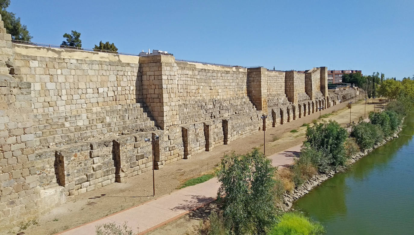 6. Mérida:  esta ciudad, junto a Tarragona, fue una de las más importantes durante el Imperio Romano y así lo demuestran las diversas obras arquitectónicas de la época que se siguen conservando en la actualidad. Entre elolas destacan el Teatro Romano o el acueducto de los milagros, alguno de los motivos por los que fue declarada Patrimonio de la Humanidad en 1993.