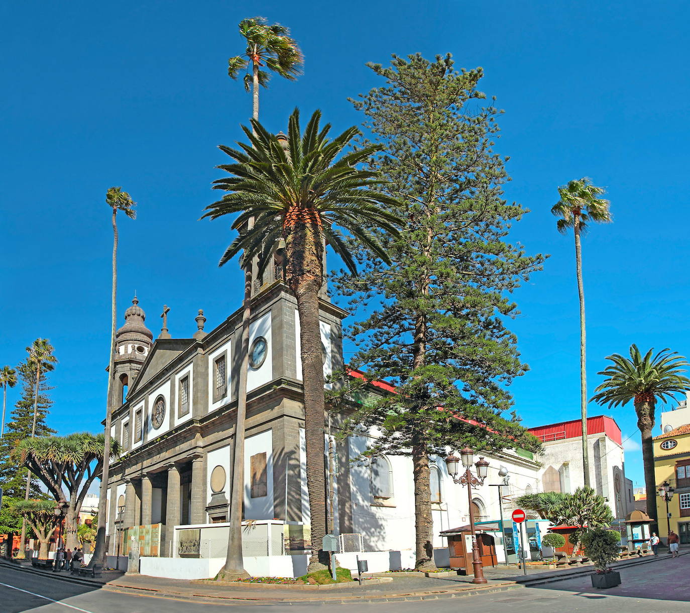 4. San Cristobal de la Laguna:  La ciudad cuenta con un precioso y colorido casco histórico de caracter colonial. Sus calles invitan a pasear por ellas e ir descubriendo los monumentos existentes. Dos de los más importantes son su catedral y el Convento de la Encarnación. Uno de los muchos lugares que se deben ver en la isla de Tenerife. Fue declarada Patrimonio de la Humanidad en 1999.