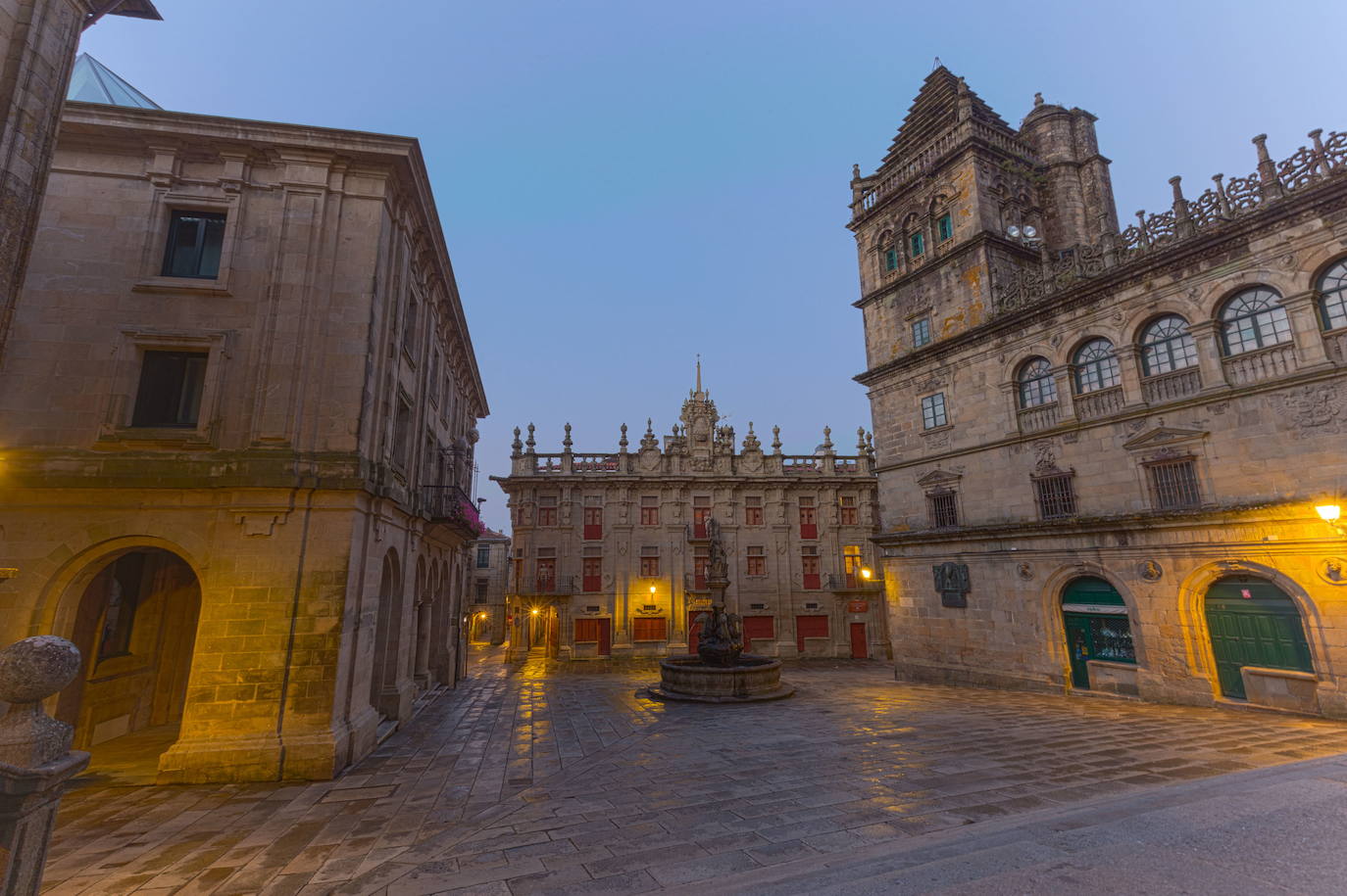 1. Santiago de Compostela:  La ciudad, declarada Patrimonio de la Humanidad en 1985, es uno de los lugares de peregrinación más conocidos del mundo. Esta destaca por su calma y magia especial, destacando entre sus monumentos el lugar dónde termina el Camino de Santiago, su catedral románica. Además, la plaza donde se encuentra se convierte en el centro neurálgico de la ciudad al recibir en ella millones de peregrinos anualmente. Un lugar perfecto para observar las caras de felicidad de las personas que finalizan la senda. Santiago se convierte de esta forma en una de las paradas obligatorias a visitar en Galicia.