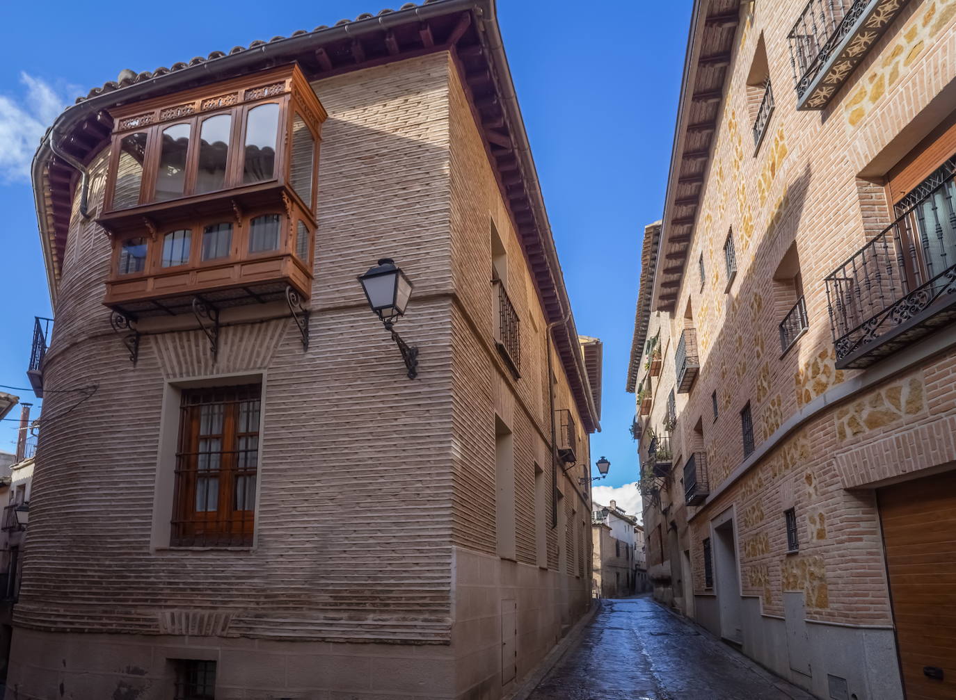 3. Toledo : Si por algo destaca esta ciudad , a parte de por encontrarse a orillas del Tajo, es por la cantidad de monumentos que existen en ella provenientes de todas las diferentes civilizaciones que la han habitado. Uno de sus monumentos más importantes es su catedral, la segunda más grande de España tras la de Sevilla, u templo gótico considerado de los más bonitos del país. Toledo fue declarada Patrimomio de la Humanidad por la UNESCO en 1986. 