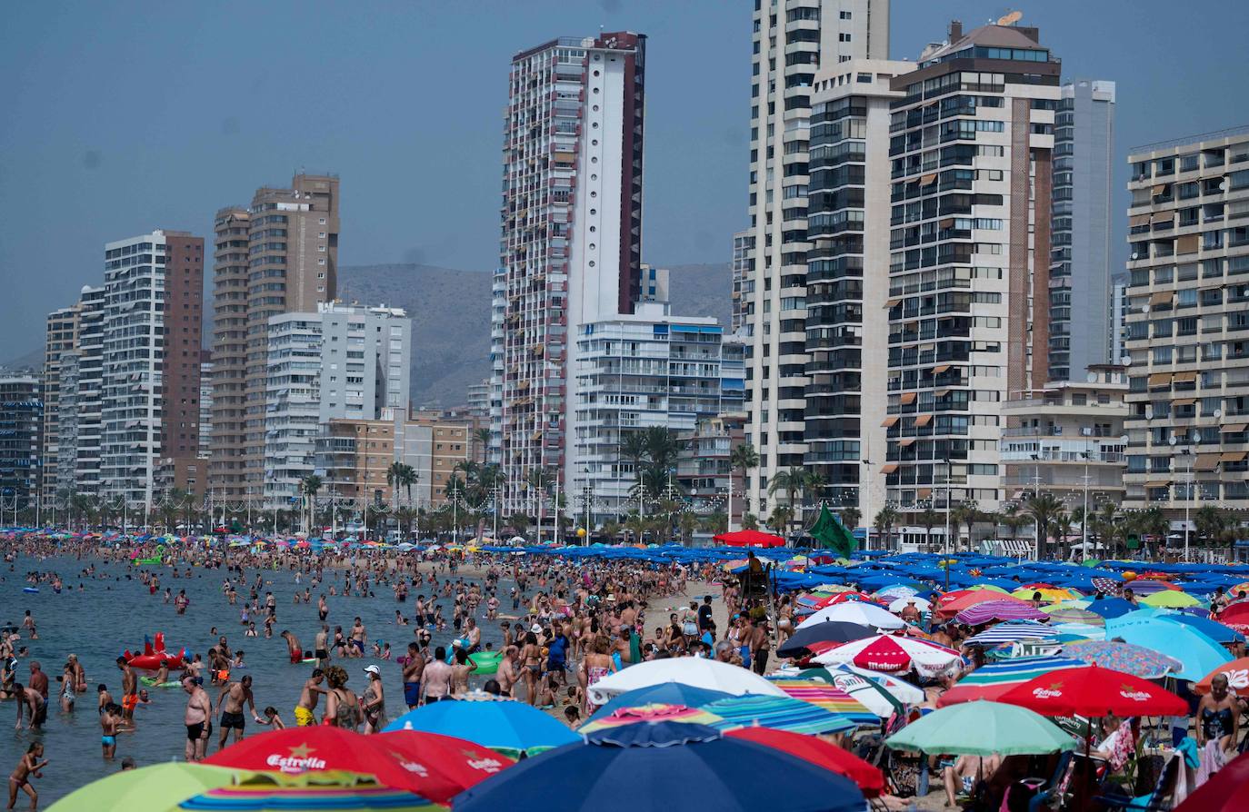 Las playas y hoteles de Benidorm se vuelven a llenar en agosto.