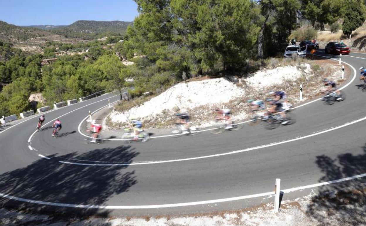 El pelotón de La Vuelta recorre las carreteras del interior de Alicante, este viernes. 