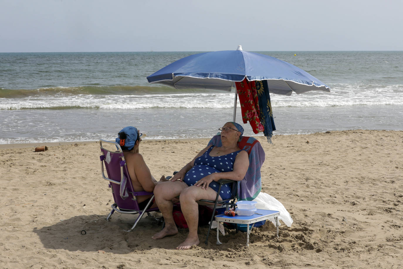 Una mujer contempla el mar. 