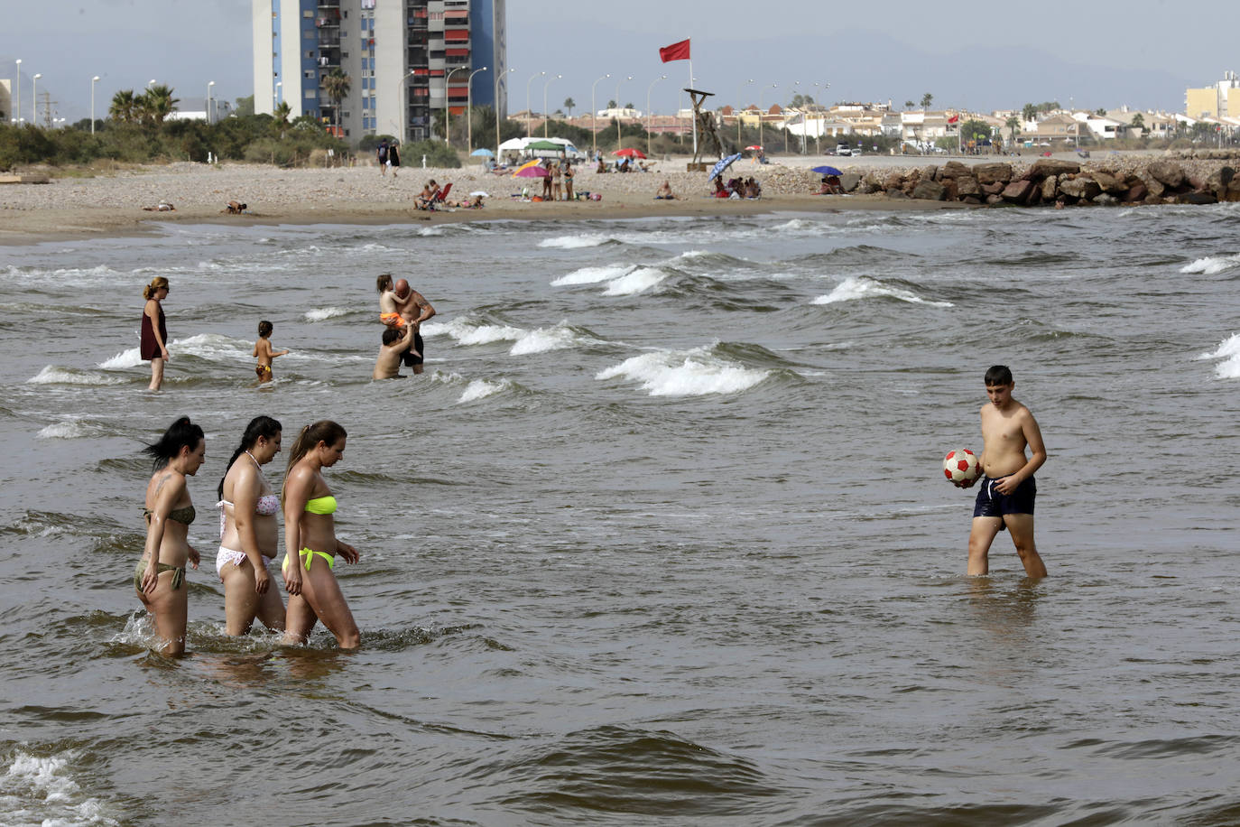 Una mujer contempla el mar. 