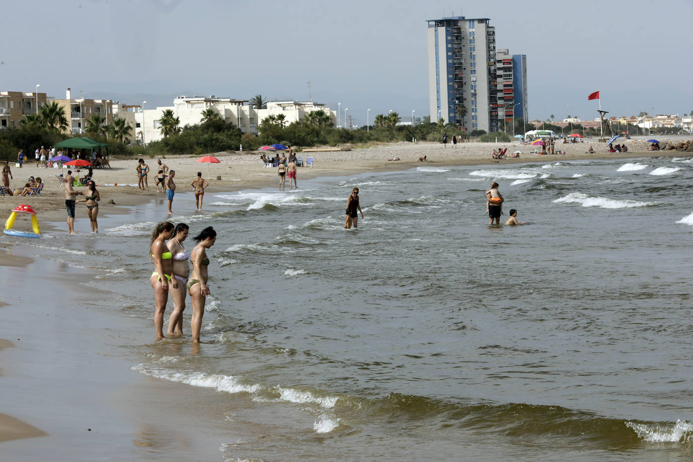 Una mujer contempla el mar. 