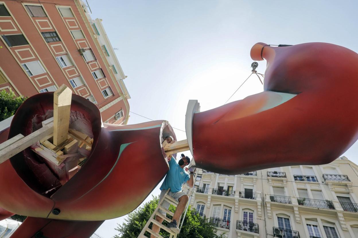 Montaje de la falla de Sueca-Literato Azorín en la mañana de ayer, ya con las grúas implicadas. irene marsilla