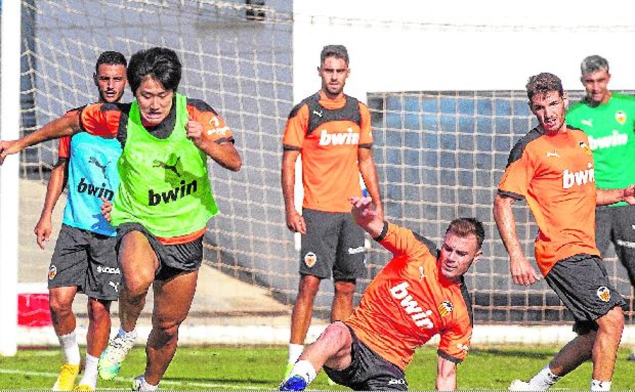 Kang In supera a Lato en un entrenamiento.