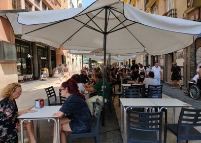 Imagen secundaria 1 - Arriba, terraza del restaurante Los Toneles con la Plaza de Toros al fondo. Abajo a la izquierda, la terraza del restaurante. Abajo a la derecha, fachada principal de Los Toneles. 