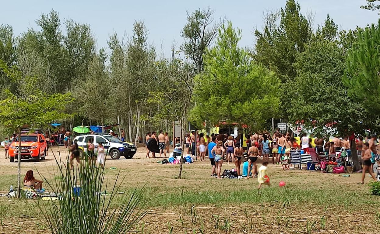 Una patrulla de la Policía Local de Sumacàrcer en una explanada cercal del río. 