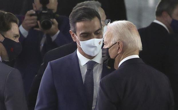 Sánchez saluda a Biden en Bruselas el pasado mes de junio.