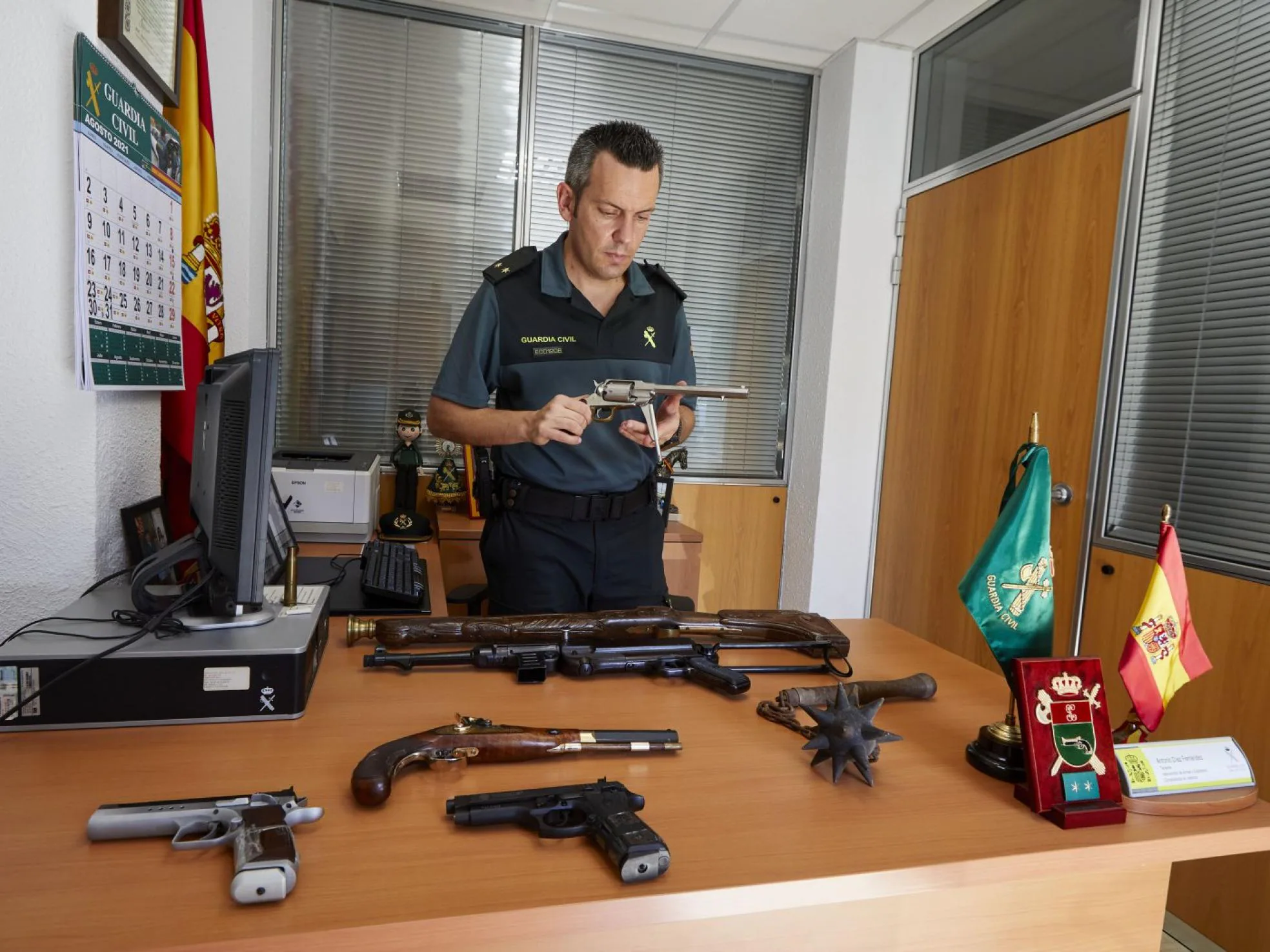 La Guardia Civil incauta 11 armas prohibidas en un establecimiento de  Gandia, Actualidad