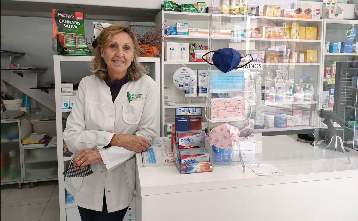 La farmacéutica Asunta Comín en el mostrador de su negocio.