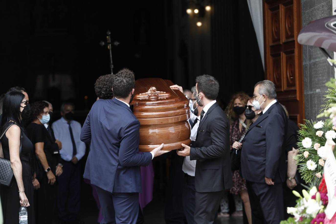 Bautista Soler Crespo, uno de los grandes protagonistas de la edad de oro del ladrillo en Valencia,ha fallecido este domingo a los 92 años. Constructor y promotor de enorme prestigio profesional, fue dueño de cines y teatros en Madrid y llegó a ser máximo accionista del Valencia CF tras una histórica pugna con Paco Roig. Este lunes se ha celebrado la misa para despedirle en la parroquia Nuestra Señora de Turís, su localidad natal. 