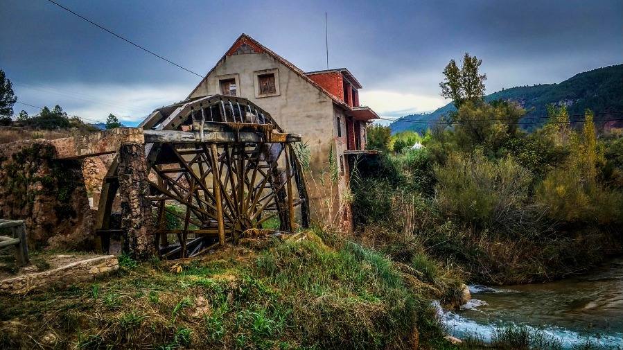 1. Casas del Rio (Requena):  situada al sur del término municipal de Requena, junto al río Cabriel, esta aldea se enclava en un paisaje natural con muchos recursos y paisajes increibles. Tiene multitud de rutas que hacer además de tranquilidad. Su elemento más destacado es su noria. Situada en la orilla del río es la única de madera que se puede ver en funcionamineto en la Comunitat. 