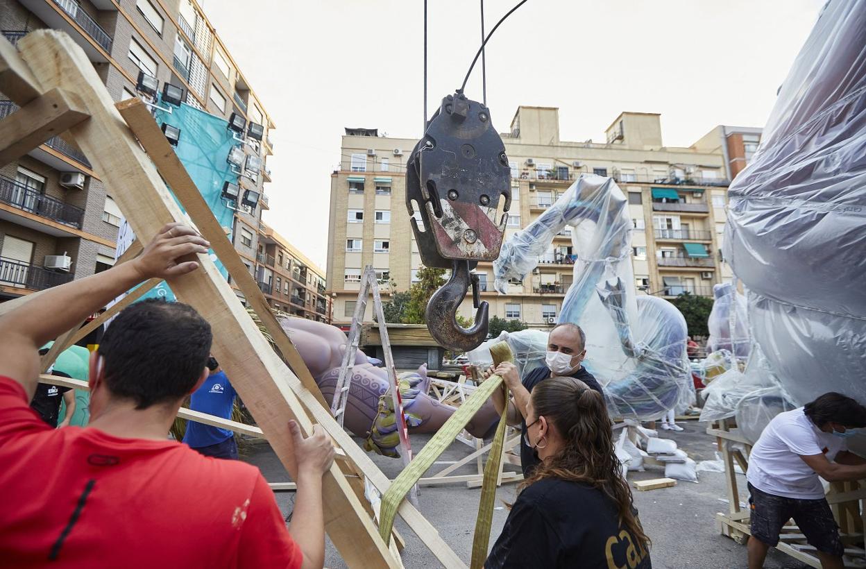 Plantà de la falla de l'Antiga de Campanar, ayer por la tarde. iván arlandis