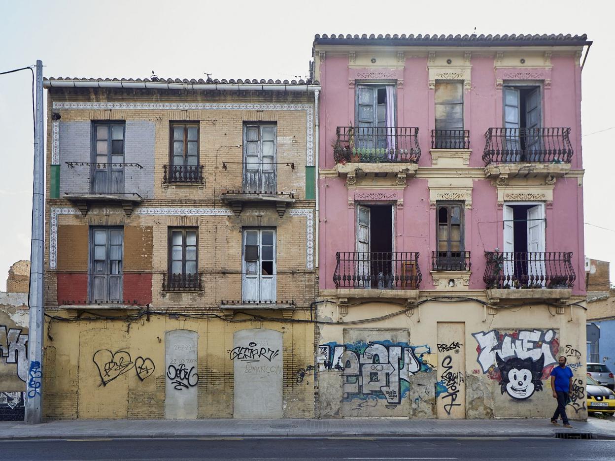 Fachada de los edificios que serán derribados en la calle San Vicente Mártir, ayer. 
