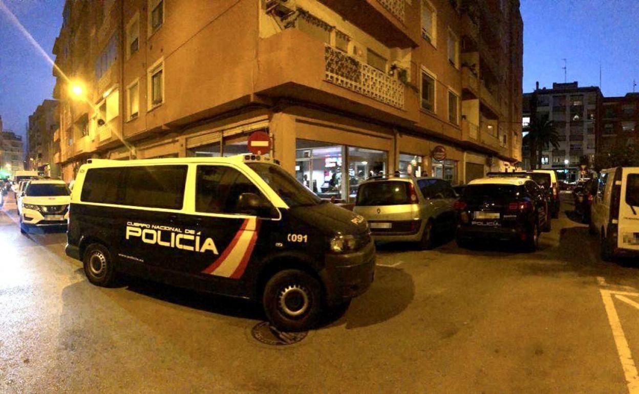 El operativo policial durante una de las inspecciones en Dénia. 