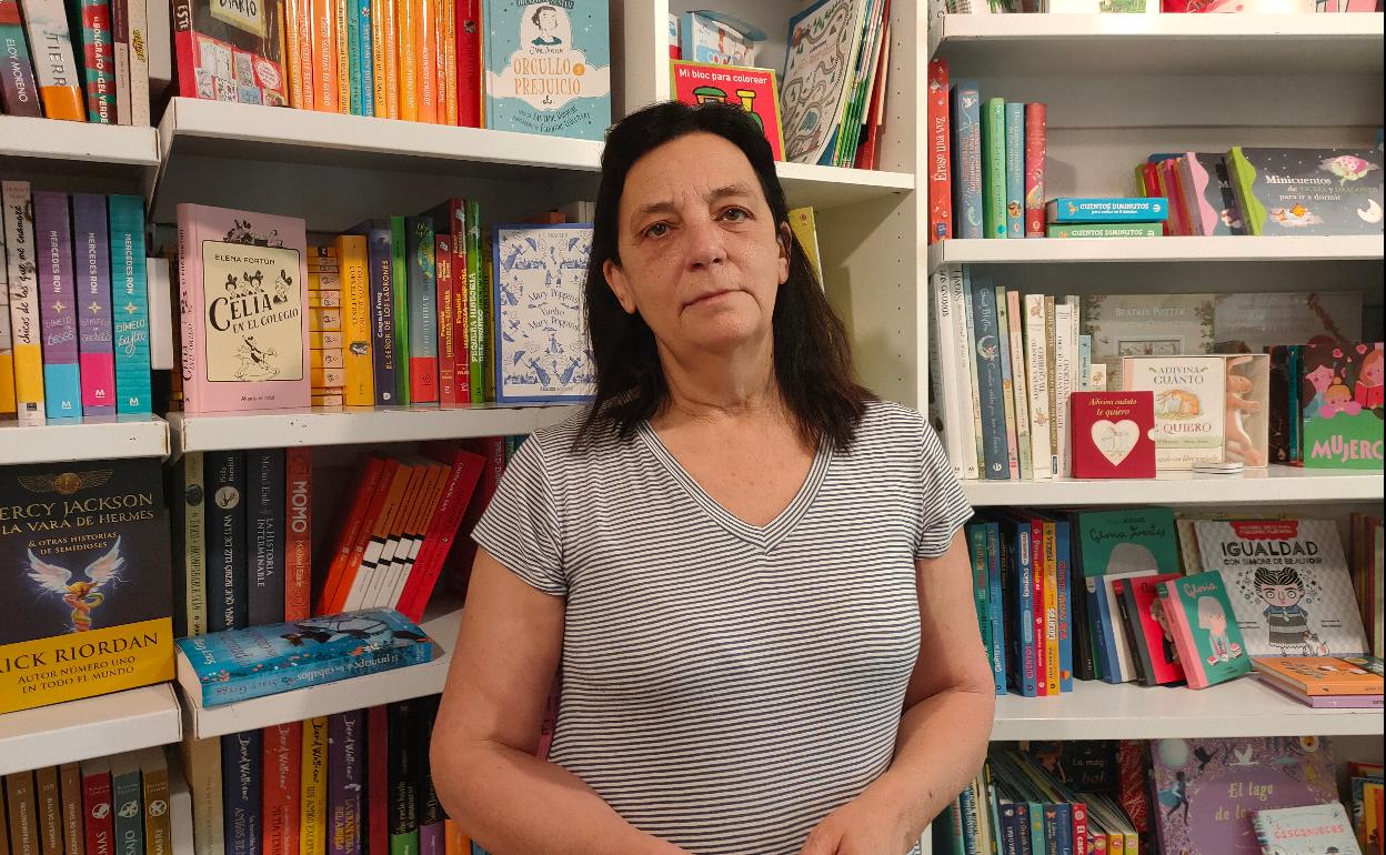 Mercedes Ruvira frente a una de las estanterías de su librería.