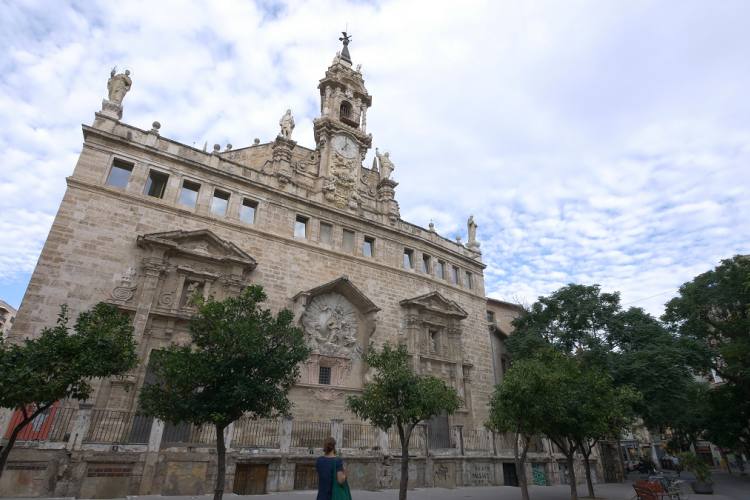 Parroquia de los Santos Juanes S. XIV | Esta parroquia se encuentra edificada encima de una antigua mezquita construida en 1240. Siglos más tarde, en el XIV y XVI, se tuvo que reconstruir debido a varios incendios que se dieron. De esta manera adoptó el estilo gótico que sigue preservando impregnandose de los gustos barrocos de la época