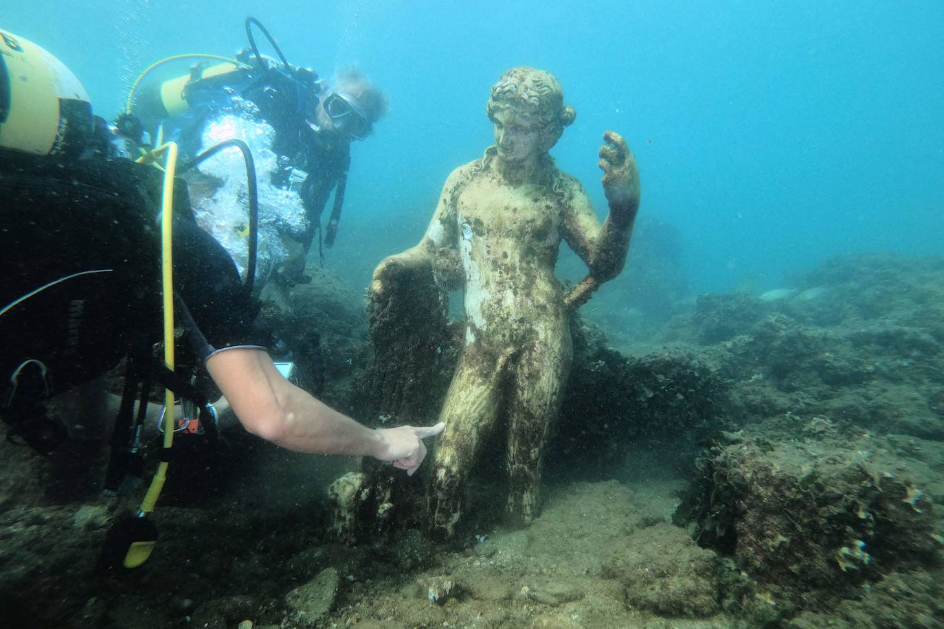 Hace más de 2.000 años, Baia era el Las Vegas del Imperio Romano, una ciudad vacacional a unos 30 kilómetros de Nápoles que satisfacía los caprichos de los poetas, generales y personas de toda condición que allí recalaban. Cicerón, el gran orador, compuso algunos de sus discursos en su retiro junto a la bahía, mientras que el poeta Virgilio y el naturalista Plinio mantuvieron residencias en las cercanías de sus rejuvenecedores baños públicos. Incluso existen rumores que dicen que Cleopatra escapó en su barco desde Baia después de que Julio César fuera asesinado en el 44 a.C. Entre los siglos III y V, y de nuevo entre los siglos VII y VIII, los movimientos tectónicos provocaron el hundimiento de gran parte de la costa entre Pozzuoli y Cumas, incluida Bayas. 