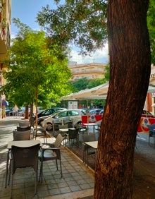 Imagen secundaria 2 - Arriba, terraza del bar Alhambra y fachada del local. Abajo a la izquierda, calle Calixto III, donde está el bar. Abajo a la derecha, uno de los árboles que flanquean la terraza. 