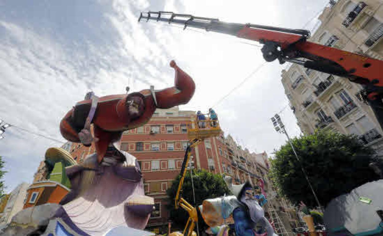 Montaje de la falla Sueca-Literato Azorín. / 