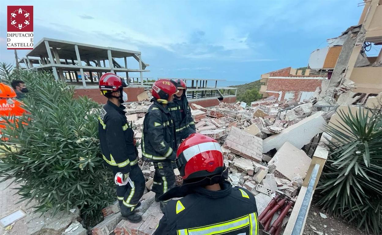 Derrumbe apartamentos Peñíscola | «El objetivo es acceder hasta una persona que sabemos que está con vida y sacarla»