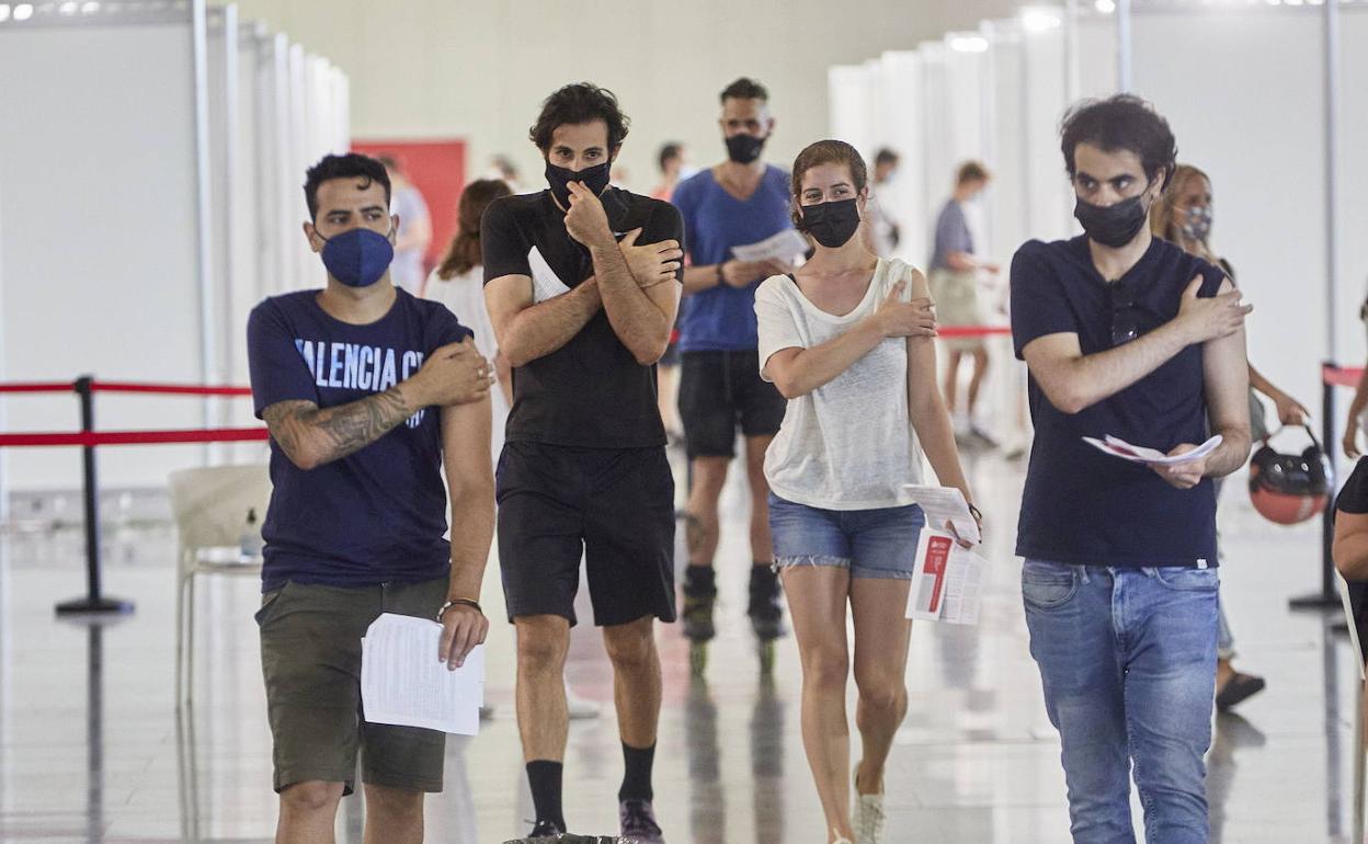 Jóvenes recién vacunados en 'vacunódromo' del Príncipe Felipe. 