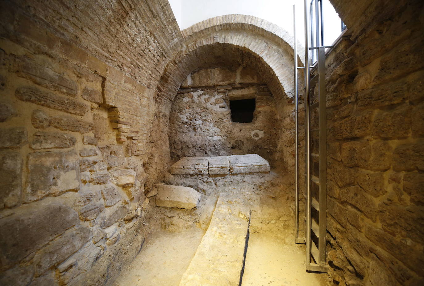 Iglesia de San Juan del Hospital S. XI | La Congregación fue fundada en 1238 por la Orden Militar de los Caballeros Hospitalarios de San Juan de Jerusalén convirtiéndose así en la Iglesia más antigua tras la Reconquista. El suelo sobre el que se construyó fue cedido por el Rey Don Jaime I. 