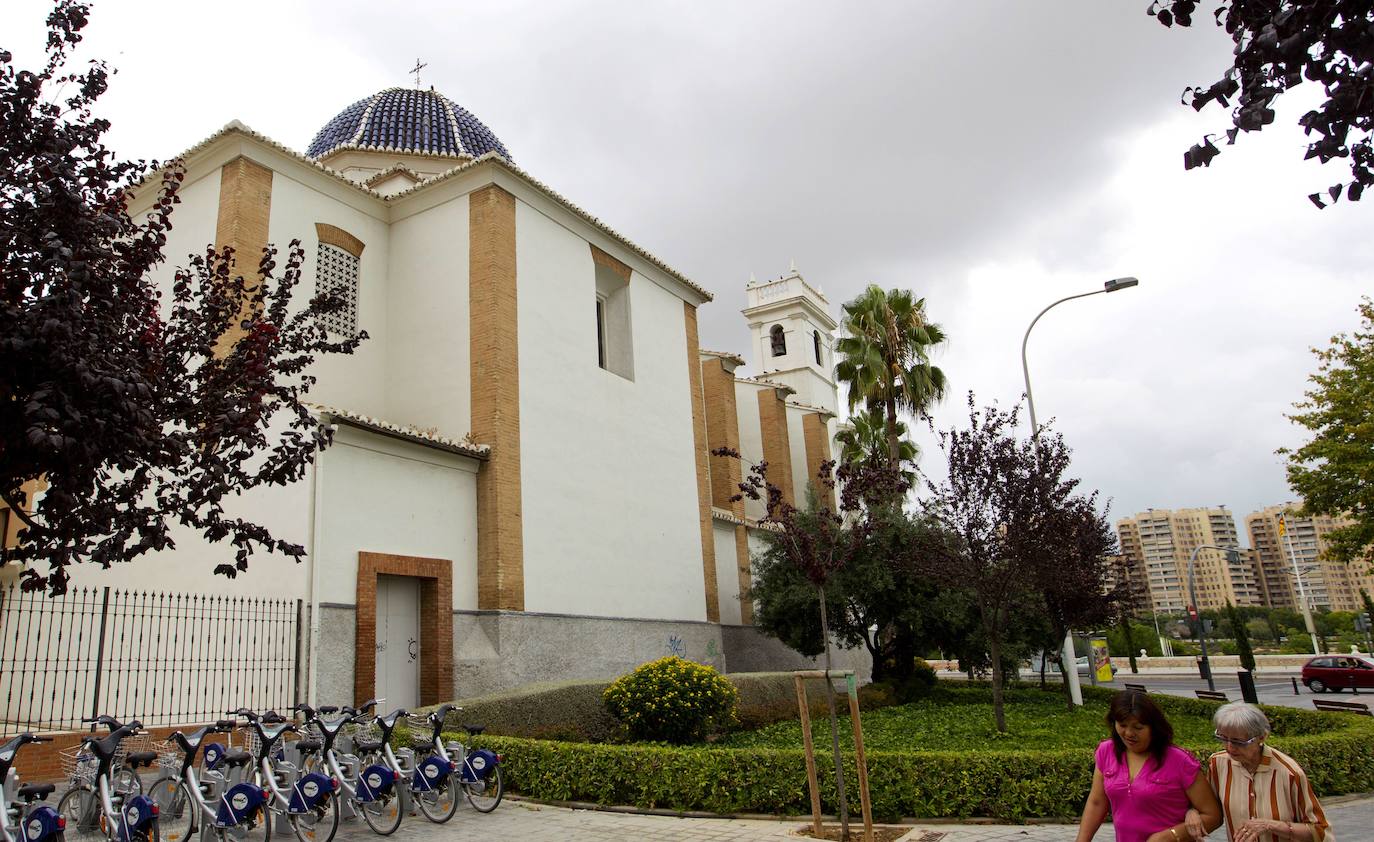 Iglesia de Ntra. Sra. de Monteolivete S. XVIII | Sus inicios se remontan a una antigua ermita donde sacerdotes napolitanos veneraban al icono que aún se conserva. A principios del siglo XIX se construyó junto a la ermita un edificio dedicado a Casa Misión o Colegio de Sacerdotes de San Vicente Paúl, quienes se instalaron en la parroquia en 1826. 