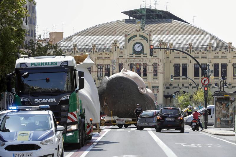 La meditadora vuelve a la plaza del Ayuntamiento más de un año después. El Consistorio sólo plantará el busto tras quemar el resto del cuerpo cuando se suspendieron las Fallas 2020. 