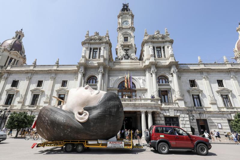 La meditadora vuelve a la plaza del Ayuntamiento más de un año después. El Consistorio sólo plantará el busto tras quemar el resto del cuerpo cuando se suspendieron las Fallas 2020. 