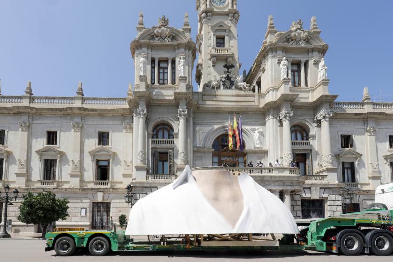 La meditadora vuelve a la plaza del Ayuntamiento más de un año después. El Consistorio sólo plantará el busto tras quemar el resto del cuerpo cuando se suspendieron las Fallas 2020. 