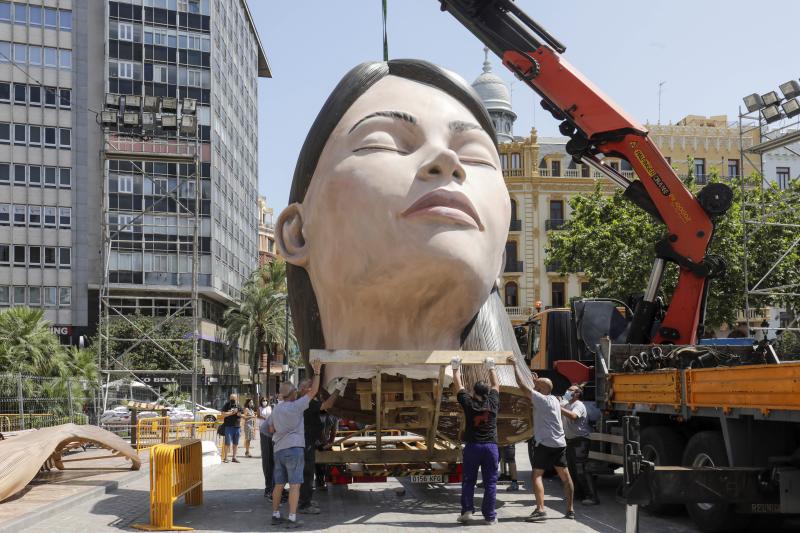 La meditadora vuelve a la plaza del Ayuntamiento más de un año después. El Consistorio sólo plantará el busto tras quemar el resto del cuerpo cuando se suspendieron las Fallas 2020. 