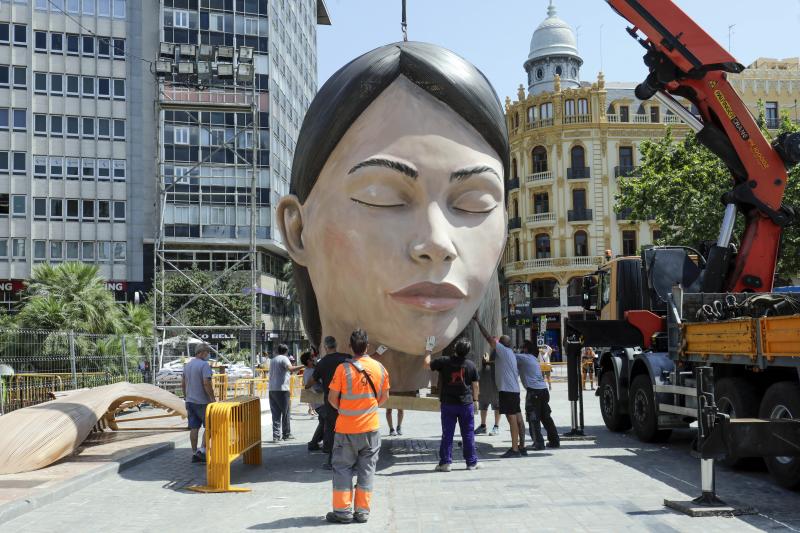 La meditadora vuelve a la plaza del Ayuntamiento más de un año después. El Consistorio sólo plantará el busto tras quemar el resto del cuerpo cuando se suspendieron las Fallas 2020. 