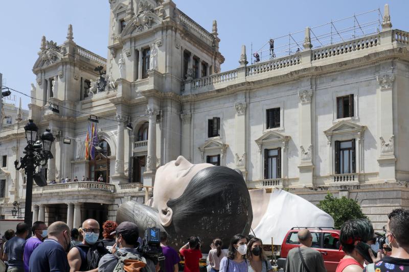 La meditadora vuelve a la plaza del Ayuntamiento más de un año después. El Consistorio sólo plantará el busto tras quemar el resto del cuerpo cuando se suspendieron las Fallas 2020. 