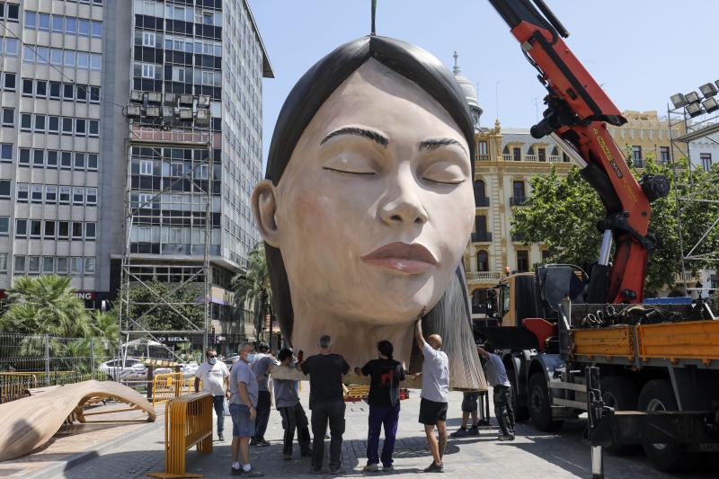 La meditadora vuelve a la plaza del Ayuntamiento más de un año después. El Consistorio sólo plantará el busto tras quemar el resto del cuerpo cuando se suspendieron las Fallas 2020. 