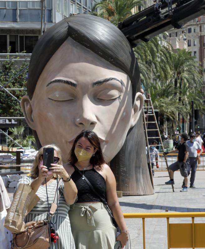 La meditadora vuelve a la plaza del Ayuntamiento más de un año después. El Consistorio sólo plantará el busto tras quemar el resto del cuerpo cuando se suspendieron las Fallas 2020. 