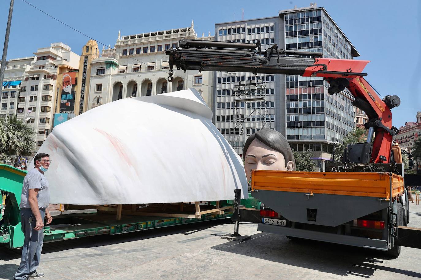 La meditadora vuelve a la plaza del Ayuntamiento más de un año después. El Consistorio sólo plantará el busto tras quemar el resto del cuerpo cuando se suspendieron las Fallas 2020. 