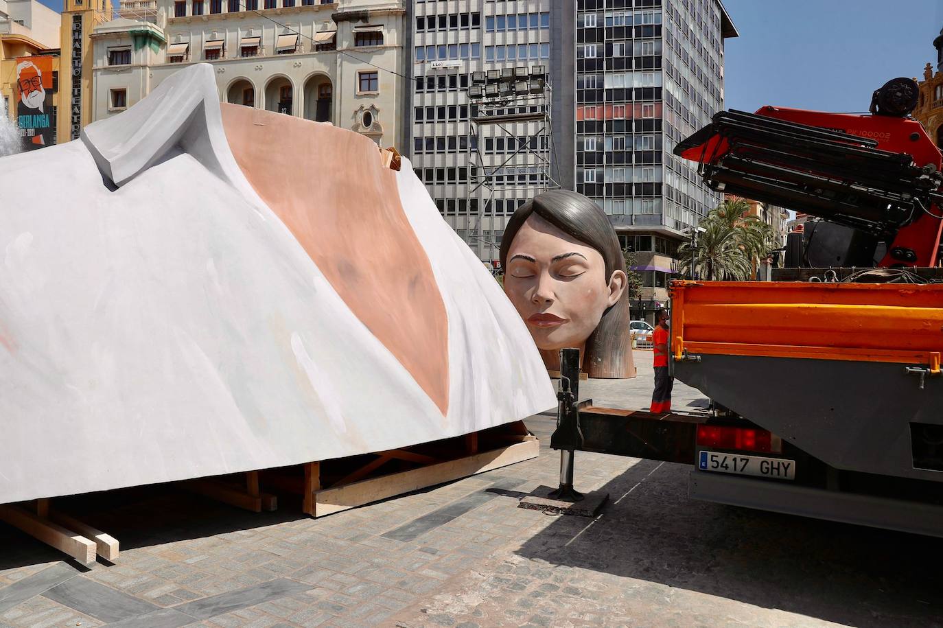 La meditadora vuelve a la plaza del Ayuntamiento más de un año después. El Consistorio sólo plantará el busto tras quemar el resto del cuerpo cuando se suspendieron las Fallas 2020. 