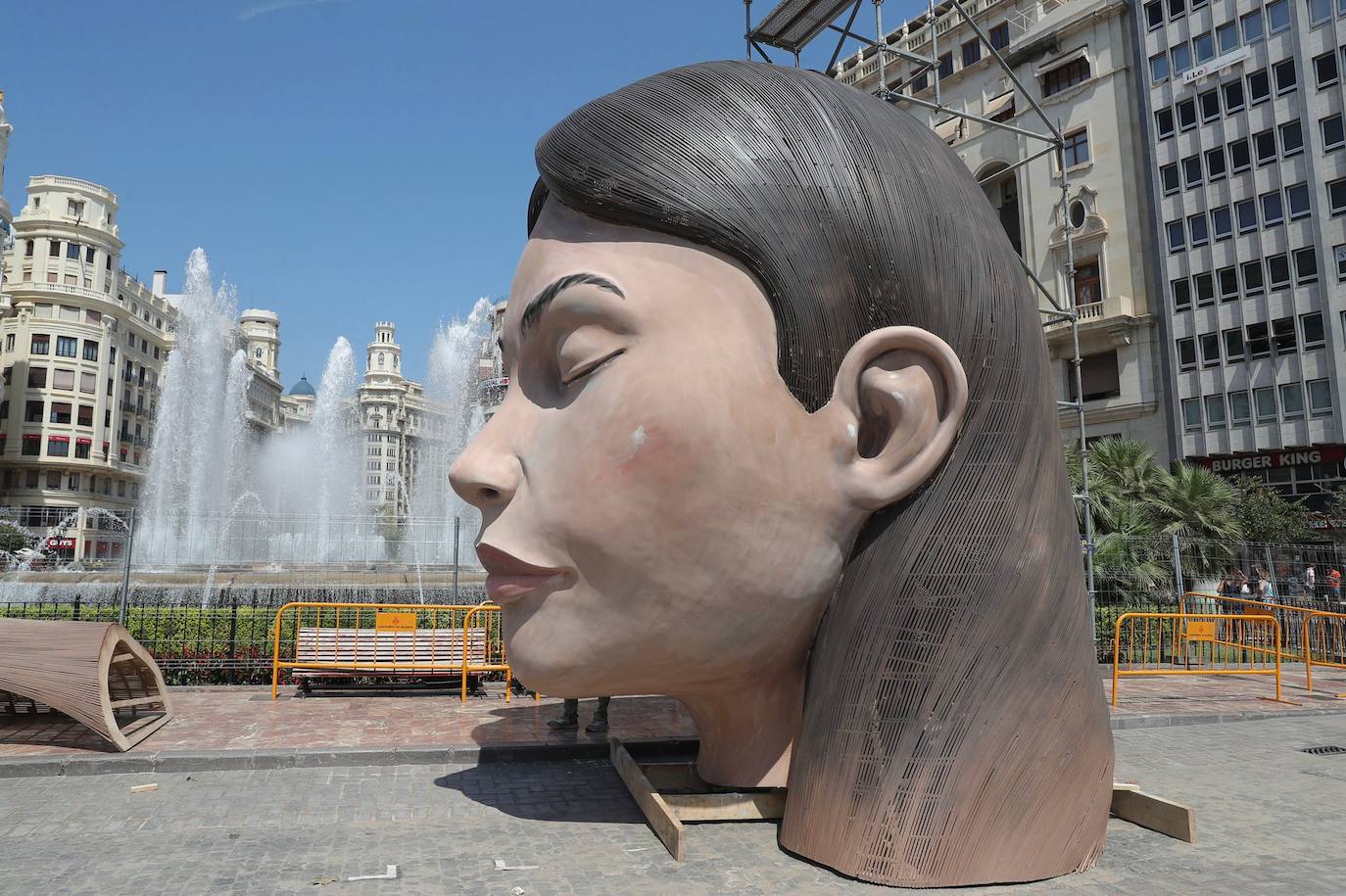 La meditadora vuelve a la plaza del Ayuntamiento más de un año después. El Consistorio sólo plantará el busto tras quemar el resto del cuerpo cuando se suspendieron las Fallas 2020. 