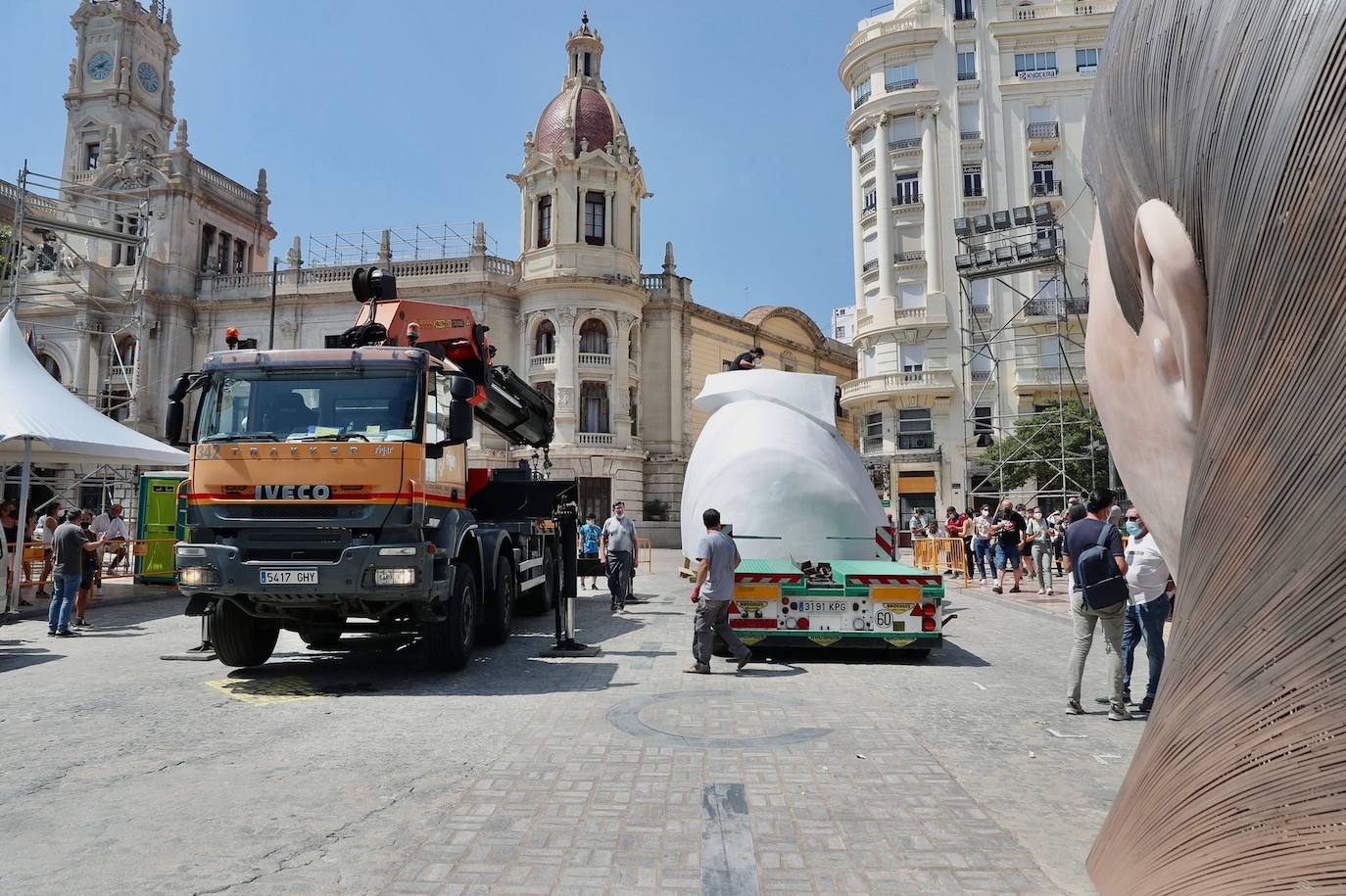 La meditadora vuelve a la plaza del Ayuntamiento más de un año después. El Consistorio sólo plantará el busto tras quemar el resto del cuerpo cuando se suspendieron las Fallas 2020. 