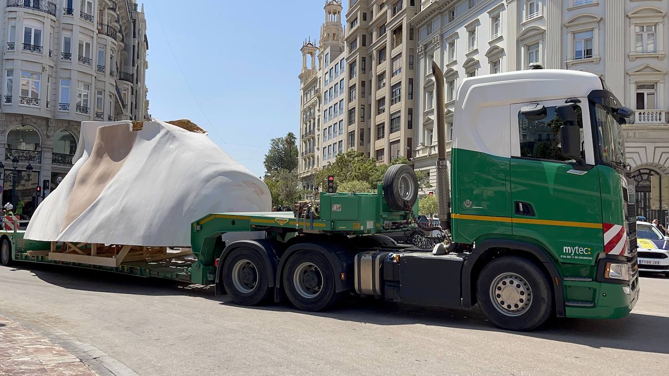 La meditadora vuelve a la plaza del Ayuntamiento más de un año después. El Consistorio sólo plantará el busto tras quemar el resto del cuerpo cuando se suspendieron las Fallas 2020. 